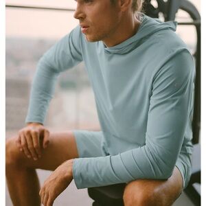 NWT Alo Conquer Reform Long Sleeve With Hood in Desert Sage